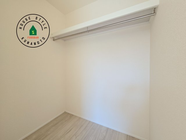 熊本市東区小峯4丁目第1-2棟（1号棟）の内観：施工例|洋服や大きな荷物が多い方や人数の多いご家族などは、一般的なクローゼットよりもウォークインクローゼットのほうが使い勝手が良いです。