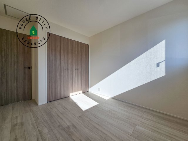 熊本市東区小峯4丁目第1-2棟（1号棟）の内観：施工例|採光良好な洋室は全居室、複層ガラスの遮熱効果と断熱効果で、一年中快適に過ごせます。