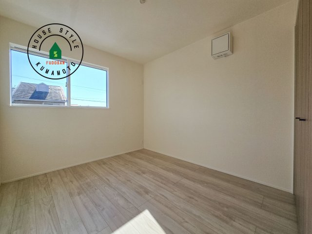 熊本市東区小峯4丁目第1-2棟（1号棟）の内観：施工例|採光良好な洋室は全居室、複層ガラスの遮熱効果と断熱効果で、一年中快適に過ごせます。