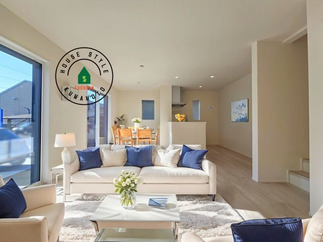 熊本市東区小峯4丁目第1-2棟（1号棟）の内観：施工例|キッチンからリビングをしっかり確認できます。家族の笑顔があふれる空間になりそうですね。※家具はCGを合成したものです。