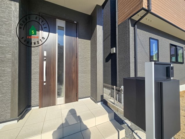 熊本市東区小峯4丁目第1-2棟（1号棟）の外観：施工例|おでかけの時も帰った時も、「我が家」を最初に感じでもらえる素敵な空間に。