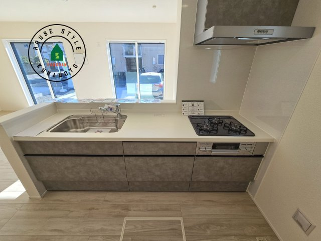 熊本市東区小峯4丁目第1-2棟（1号棟）の内観：施工例|ご家族を近くに感じられる対面キッチンのLDK。会話もはずみそうですね。