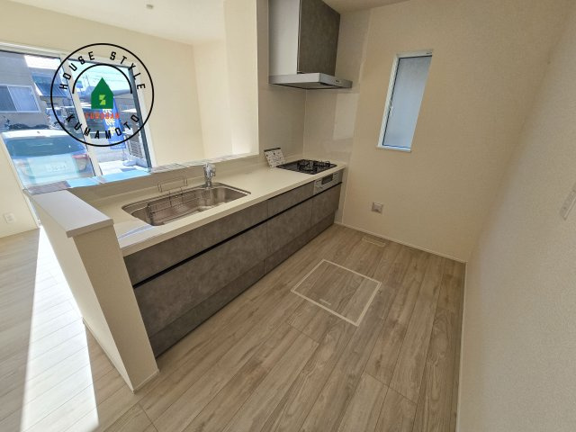 熊本市東区小峯4丁目第1-2棟（1号棟）の内観：施工例|ダイニングテーブルへの配膳がラクラク、お料理はかどるカウンター付きシステムキッチン！