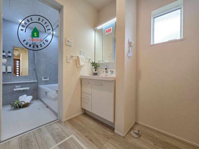 熊本市東区小峯4丁目第1-2棟（2号棟）の脱衣所|ゆとりの洗面スペースで朝の身支度もスムーズに。暮らしを快適に変えるシャワー付洗面台です！