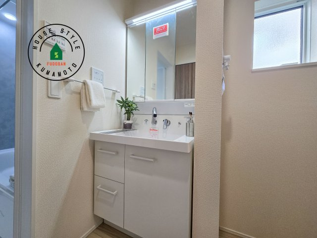 熊本市東区小峯4丁目第1-2棟（2号棟）の独立洗面台|毎日使うものだから清潔な空間を保ちたい水回り。洗面にはそんな願いを解消させてくれる収納アイデアが満載です。三面鏡の裏側にはキャビネットが現れ小物から背の高い物まで収納できます。