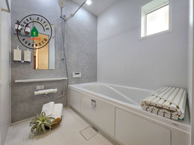 熊本市東区小峯4丁目第1-2棟（2号棟）の浴室|1日の疲れを癒してくれる広々バスルーム。雨の日のお洗濯にも大活躍な浴室乾燥機付です！