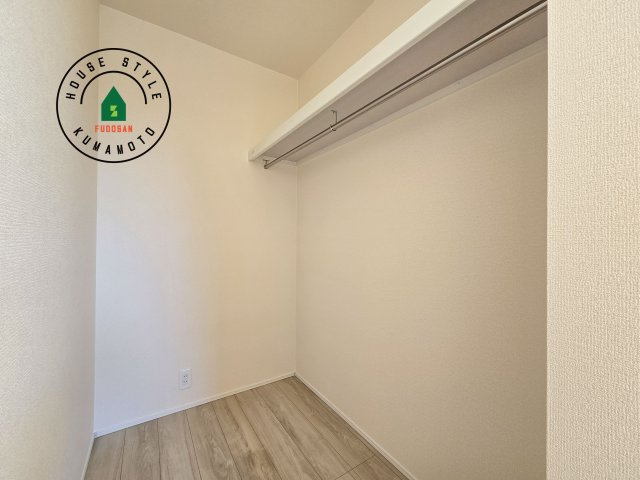 熊本市東区小峯4丁目第1-2棟（2号棟）の収納|洋服や大きな荷物が多い方や人数の多いご家族などは、一般的なクローゼットよりもウォークインクローゼットのほうが使い勝手が良いです。