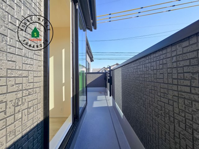 熊本市東区小峯4丁目第1-2棟（2号棟）のバルコニー|風をしっかりと感じられるバルコニーでは、毎日が洗濯日和です。広々としているので洗濯も楽しくなるでしょうし、気分転換にバルコニーからの眺めを楽しむのもいいでしょう。