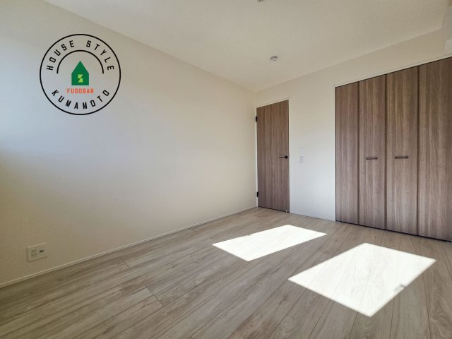 熊本市東区小峯4丁目第1-2棟（2号棟）の子供部屋|採光良好な洋室は全居室、複層ガラスの遮熱効果と断熱効果で、一年中快適に過ごせます。