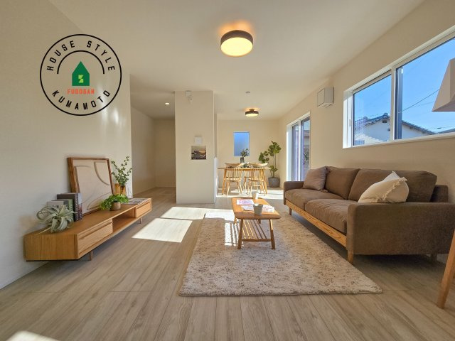 熊本市東区小峯4丁目第1-2棟（2号棟）の居間・リビング|明るく開放的なリビングダイニングは豊かな陽光が注ぎ込み、やすらぎの空間を演出してくれます。ご家族で楽しいひとときをお過ごし下さい。