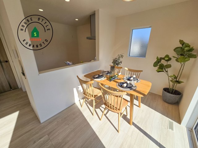 熊本市東区小峯4丁目第1-2棟（2号棟）のダイニング|キッチンから立ち込める香りが今日の料理を期待させます。