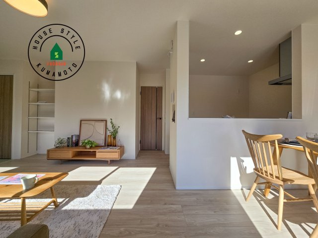 熊本市東区小峯4丁目第1-2棟（2号棟）の居間・リビング|キッチンからリビングをしっかり確認できます。家族の笑顔があふれる空間になりそうですね。