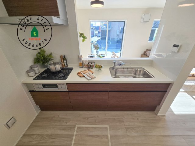 熊本市東区小峯4丁目第1-2棟（2号棟）のキッチン|ご家族を近くに感じられる対面キッチンのLDK。会話もはずみそうですね。