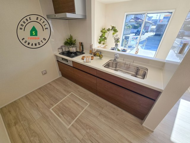 熊本市東区小峯4丁目第1-2棟（2号棟）のキッチン|ダイニングテーブルへの配膳がラクラク、お料理はかどるカウンター付きシステムキッチン！