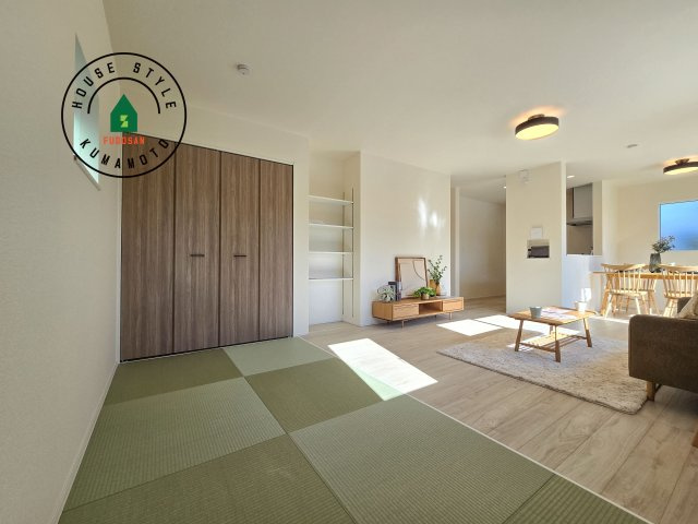 熊本市東区小峯4丁目第1-2棟（2号棟）の和室|和室を上手に活用すると暮らし方の幅が広がります。例えば普段は開け放して、子供の小さいうちはお昼寝や遊びのスペースに。畳はソフトなので転んでもケガをしにくく安心です