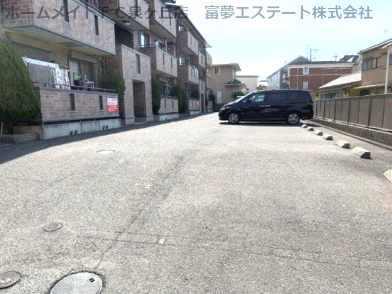 クレールW棟の駐車場