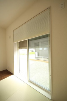 【防犯設備】 | Livele Garden.S 鹿沼千渡第8 | 〇シャッター〇
１Fにはシャッターがついています。和室には障子風ブラインドも標準装備。/25.9.4撮影
