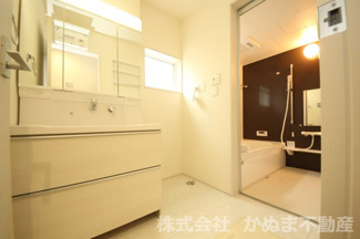 【ランドリースペース】 | Livele Garden.S 鹿沼千渡第8 | 〇洗面脱衣室〇
室内洗濯機置場の背に小窓があるので、換気に便利な明るい脱衣室です/25.9.4撮影