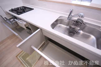 【キッチン】 | クレイドルガーデン鹿沼市緑町　第5　 | 〇キッチン〇
ガス3口コンログリルつき　床下収納もございます　/25.11.1撮影
