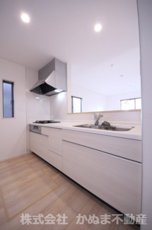 【キッチン】 | クレイドルガーデン鹿沼市緑町　第5　 | 〇キッチン〇
お子さんの様子を見守りながらお料理ができるカウンターキッチン！ガスコンロも3個口ついているのでお料理の幅も広がりそうですね！　/25.11.1撮影