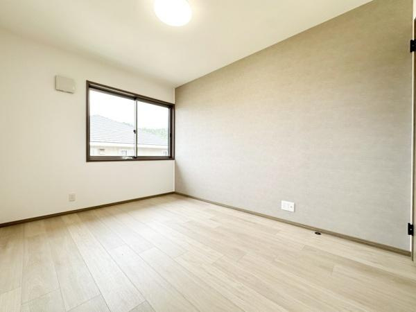 田尻南一丁目　中古の洋室|広々とした空間が特徴の洋室です。大きな窓から自然光がしっかり入り室内が明るい印象です。