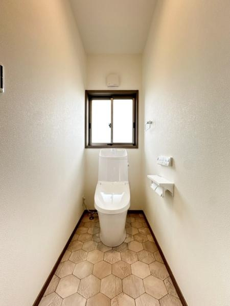 田尻南一丁目　中古のトイレ|シンプルで清潔感のあるトイレ空間です。窓が付いているため換気や採光も十分に確保されています。