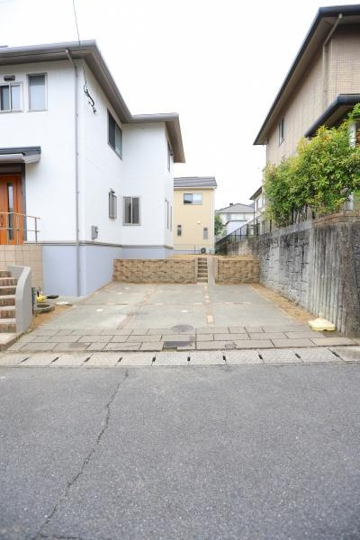田尻南一丁目　中古の駐車場|敷地内に駐車スペースが確保されています。幅に余裕があるためスムーズな車の出し入れが可能です。車両は複数台駐車できる設計です。コンクリート舗装で手入れも簡単です。