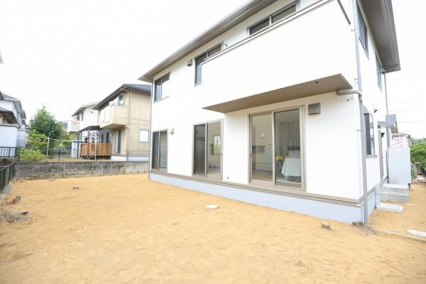 田尻南一丁目　中古の庭|外観はシンプルで現代的なデザインです。大きな窓が多く光を取り込みやすいのが特徴です。無駄な装飾がなくすっきりとした印象です。敷地はゆったりとしており利用しやすい空間となっています。