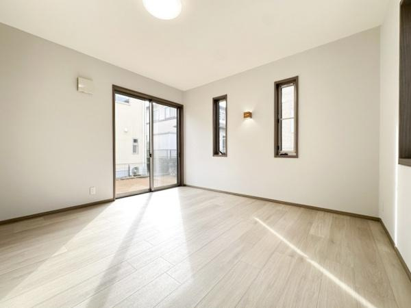 田尻南一丁目　中古の洋室|ナチュラルなフローリングが印象的な洋室です。窓が多く室内が明るく感じられます。