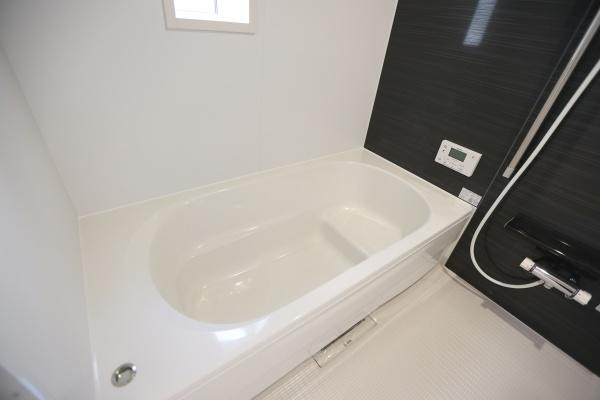 荏隈第3-2号棟の独立洗面台|明るい内装とシンプルなデザインが印象的な洗面所です。大きな鏡付きで清潔感があります。収納も備わっているため使い勝手の良さが感じられます。空間が広く開放的な印象です。窓からの自然光も取り入れられます。