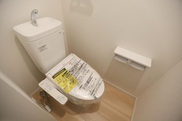 荏隈第3-2号棟の浴室|バスルームは清潔感のある白を基調とし快適に使える空間です。浴槽にも深さが確保されておりくつろぎやすい設計となっています。壁面のダークカラーがアクセントとなりスタイリッシュな雰囲気を演出しています。