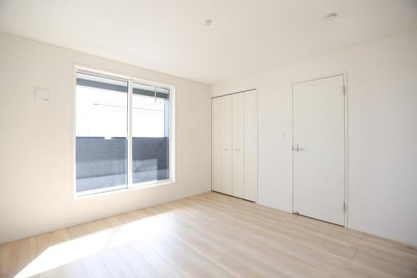 荏隈第3-2号棟の洋室|大きな窓から明るい日差しが差し込む洋室です。白を基調とした内装で空間が広く感じられます。収納スペースもあり片付けがしやすいです。床材の色合いがやわらかい印象を与えています。