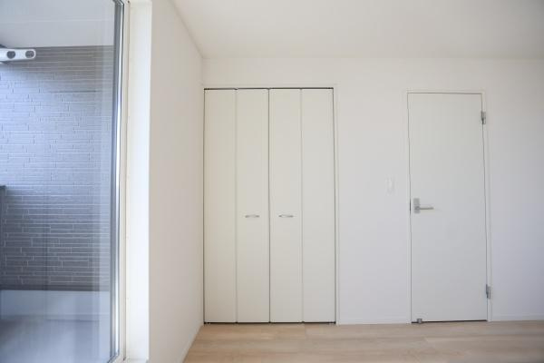 荏隈第3-2号棟の洋室|白を基調とした洋室は清潔感があり明るい印象です。収納スペースも備わっています。床材はナチュラルな色合いで空間全体がすっきりしています。シンプルなデザインなので様々なインテリアに対応しやすいです。