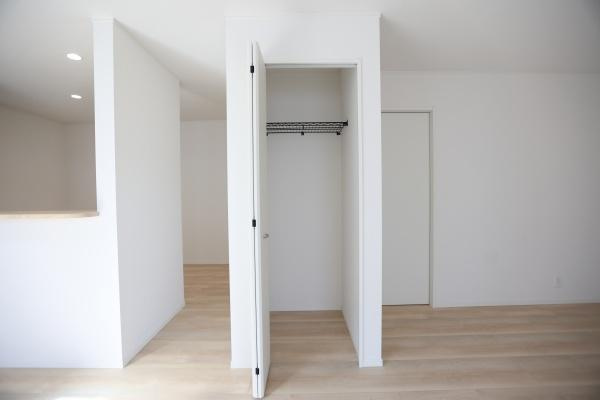 荏隈第3-2号棟の収納|クローゼットにはハンガーパイプがあり衣類の収納に便利です。扉がしっかりと閉まる仕様で室内がすっきりと見えます。床と同系色の扉が空間に調和しています。清潔感のある内装で使いやすい収納スペースです。