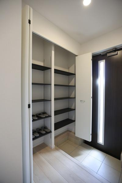 荏隈第3-2号棟の玄関|収納棚が多く設けられている玄関です。扉付きで整理しやすい仕様となっています。明るい空間で落ち着いた印象を与えます。シンプルなデザインが魅力的です。