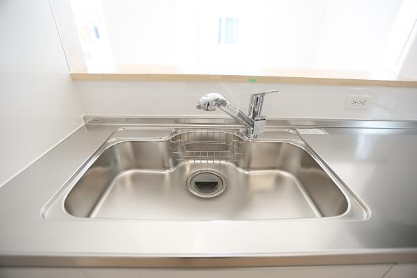 荏隈第3-2号棟のキッチン|シンプルで清潔感のあるキッチンシンクです。ステンレス素材でお手入れも簡単です。広々としたシンクで使いやすい印象です。水栓もスタイリッシュなデザインです。作業スペースも確保されています。