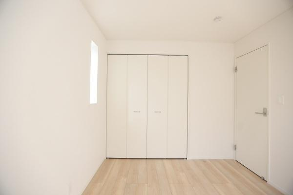 荏隈第3-2号棟の洋室|明るい光が差し込む洋室です。清潔感のあるシンプルな内装で使いやすい空間です。大きな窓から自然光を取り入れられます。収納スペースも設けられており整理整頓に便利です。落ち着いた雰囲気が広がる一室です。