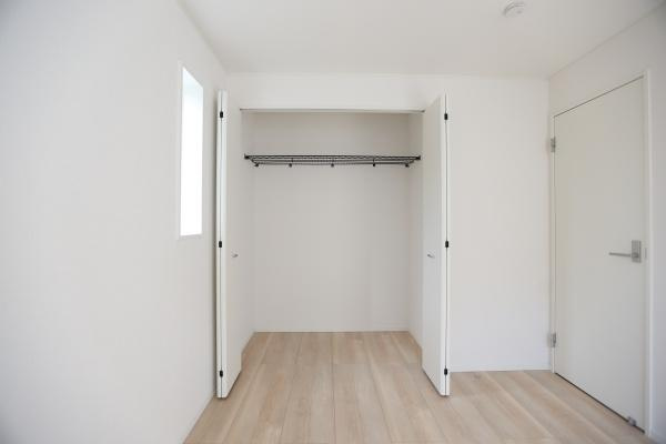 荏隈第3-2号棟の収納|ホワイトで統一された収納スペースが室内をすっきりとした印象に仕上げています。扉のデザインもシンプルでどんなインテリアにも調和します。クローゼットは十分な容量があり日常使いに役立てやすい仕様です。