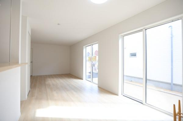 荏隈第3-2号棟の居間・リビング|リビングには大きな窓から自然光がしっかりと差し込みます。白を基調とした内装が空間の広がりを演出します。シンプルなデザインがさまざまなインテリアに調和します。