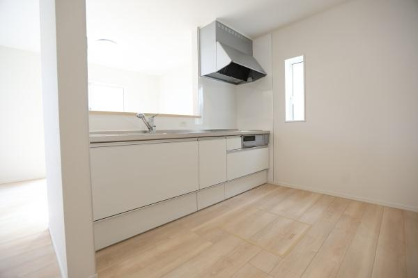 荏隈第3-2号棟の収納|ホワイトを基調とした収納スペースがすっきりとした印象を与えます。シンプルなデザインで空間になじみやすいです。収納扉は扱いやすく開閉もスムーズです。内装との調和が取れています。