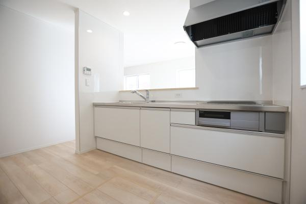 荏隈第3-2号棟の収納|シンプルなデザインの収納スペースです。扉付きでお部屋の雰囲気を損ねません。クローゼット内部にはハンガーパイプが設置されています。室内全体が明るく収納部分も清潔感があります。