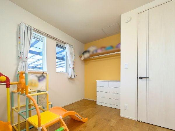 京が丘南4丁目　中古の洋室|それぞれにオープンクローゼットがあります