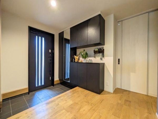 京が丘南4丁目　中古の玄関|鏡付きのシューズボックス！