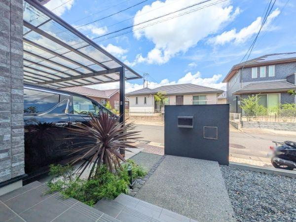 京が丘南4丁目　中古の庭|植栽の映えるアプローチ