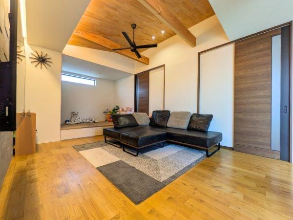 京が丘南4丁目　中古の居間・リビング|天井梁やシーリングファンがおしゃれ♪