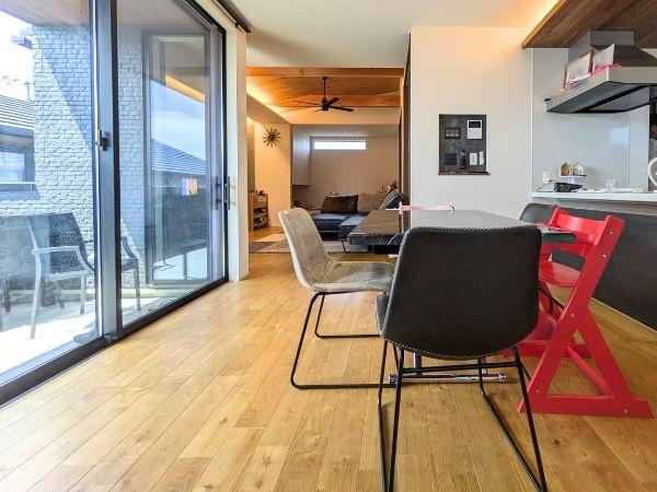 京が丘南4丁目　中古の居間・リビング|大きな窓から明るい光が差し込みます