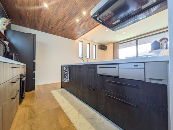 京が丘南4丁目　中古のキッチン|TOTO製のスタイリッシュなキッチン