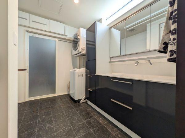 京が丘南4丁目　中古の独立洗面台|広々とした洗面所