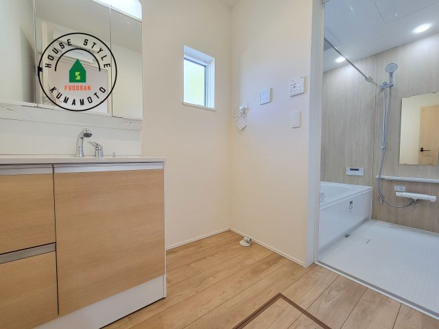 熊本市北区八景水谷3丁目第1-3棟（1号棟）の脱衣所|ゆとりの洗面スペースで朝の身支度もスムーズに。暮らしを快適に変えるシャワー付洗面台です！