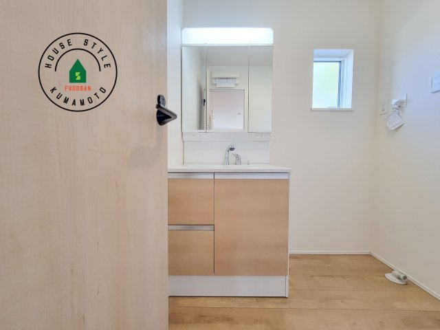 熊本市北区八景水谷3丁目第1-3棟（1号棟）の独立洗面台|毎日使うものだから清潔な空間を保ちたい水回り。洗面にはそんな願いを解消させてくれる収納アイデアが満載です。三面鏡の裏側にはキャビネットが現れ小物から背の高い物まで収納できます。